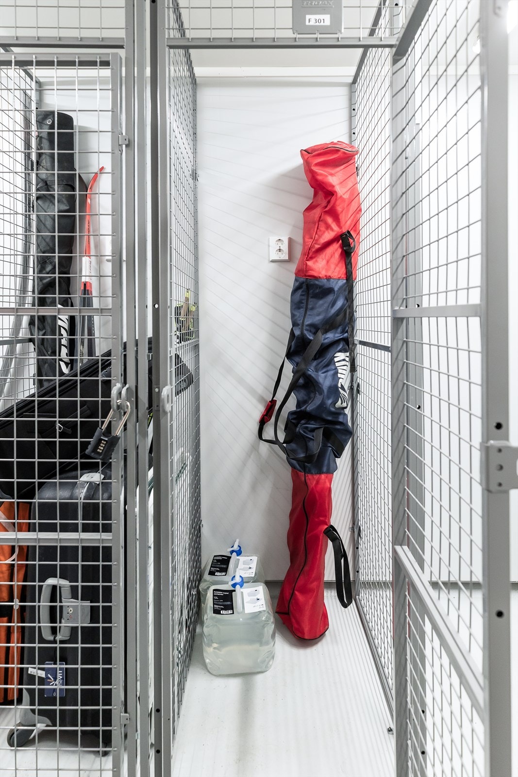 Leiligheten disponerer en loftsbod på 6 m² og et eget skap i kjelleren, som gir rikelig med lagringsplass. Galleribilde