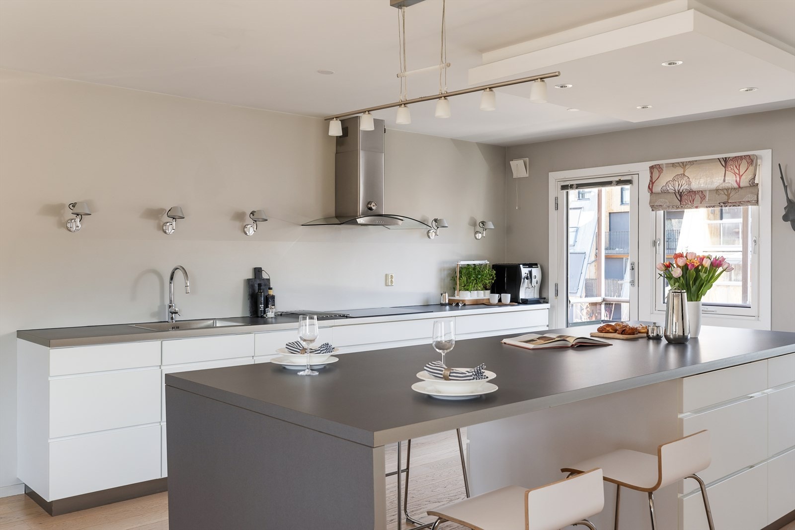 Den 80 cm brede induksjonstoppen og avtrekkshetten med kullfilter gjør matlagingen effektiv. Galleribilde