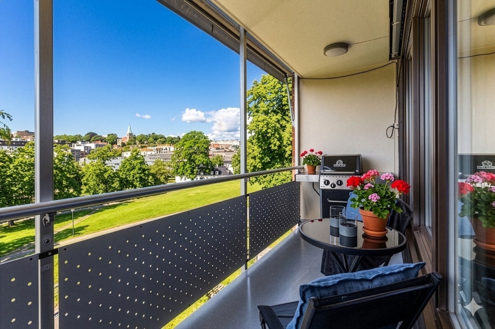Fra stuen er det utgang til vestvendt balkong på 7 m² med utsikt mot Grünerhagen og Vulkan. Galleribilde