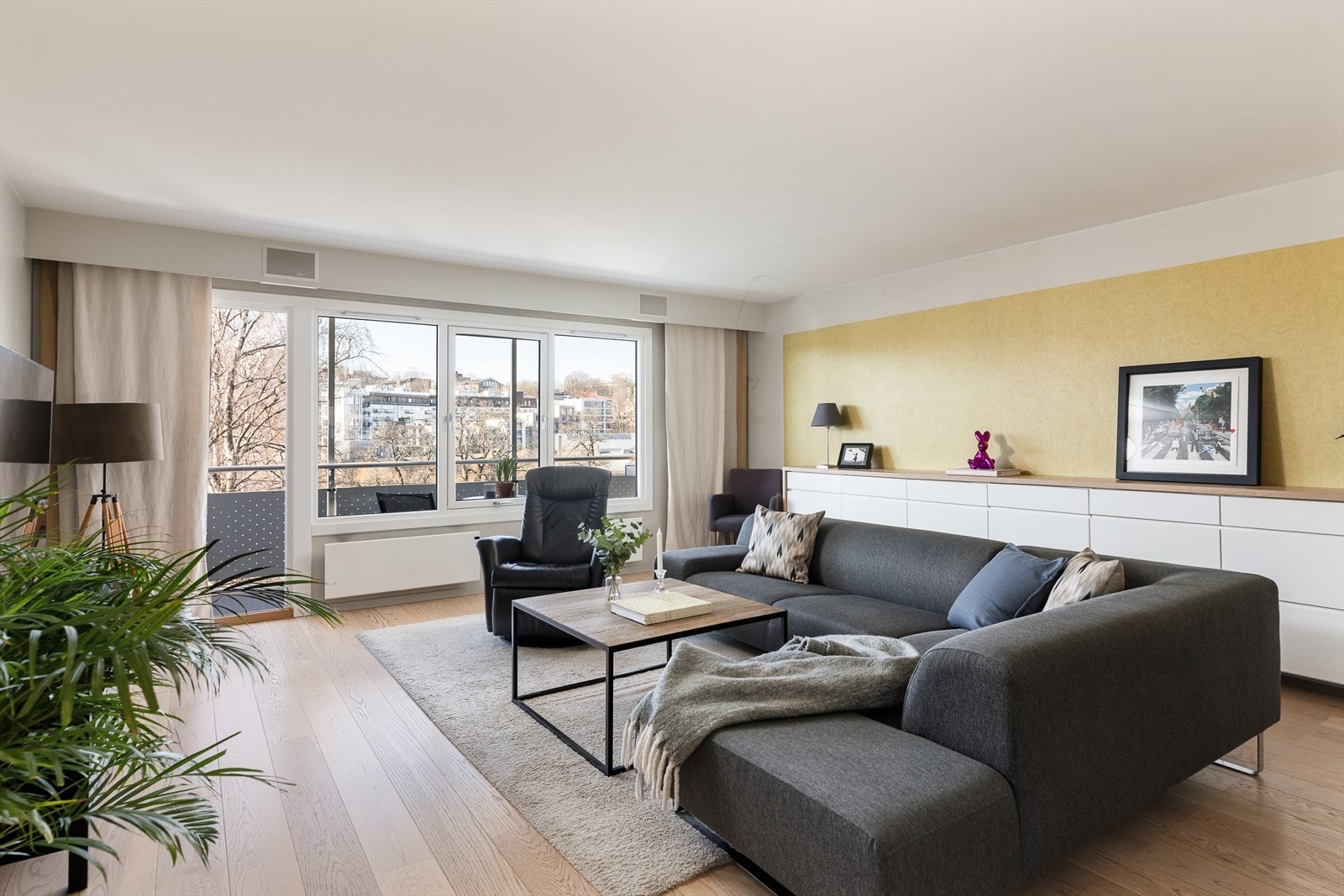 Stuen har gjennomgående én-stavs eikeparkett og store vindusflater. Galleribilde