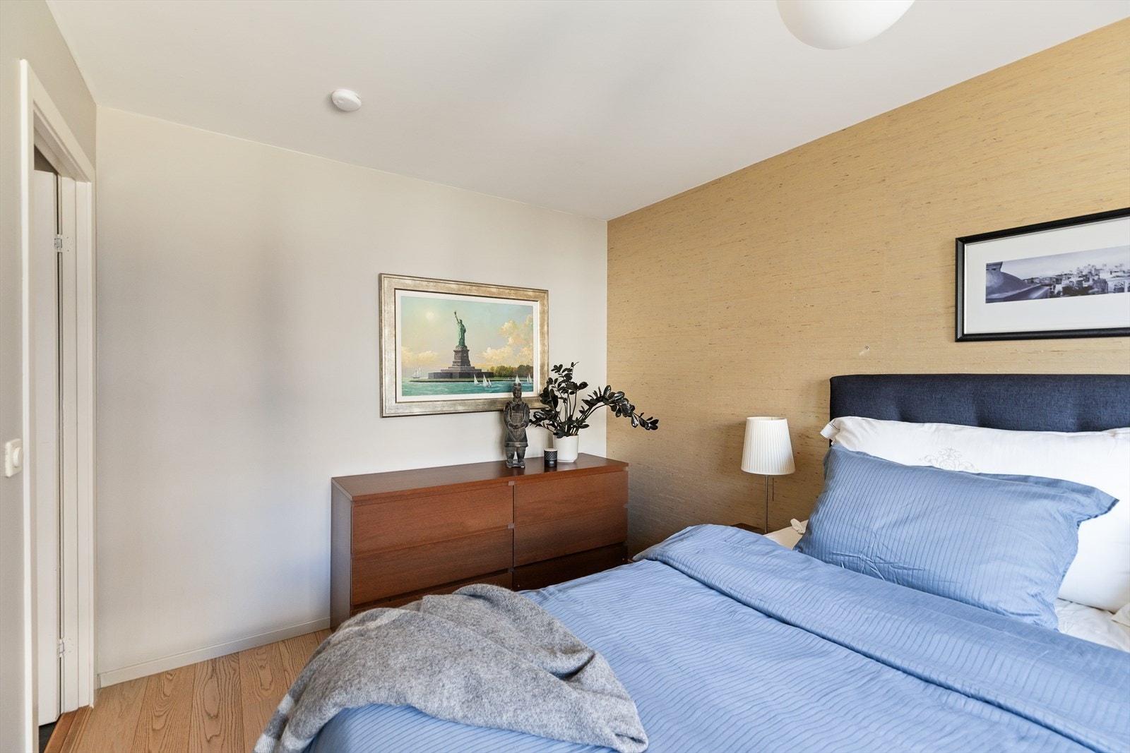 I rommet er det også gode muligheter for garderobeløsning. Galleribilde