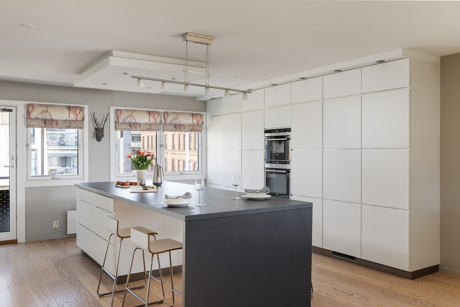 Kjøkkenøya har en solid laminatbenkeplate og godt med arbeids- og sitteplass. Galleribilde