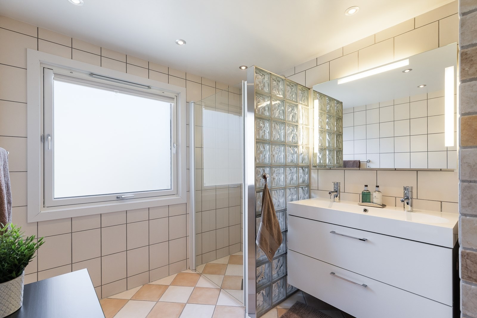 Badet er pusset opp i 2007 med flislagte overflater og elektriske varmekabler i gulvet. Galleribilde