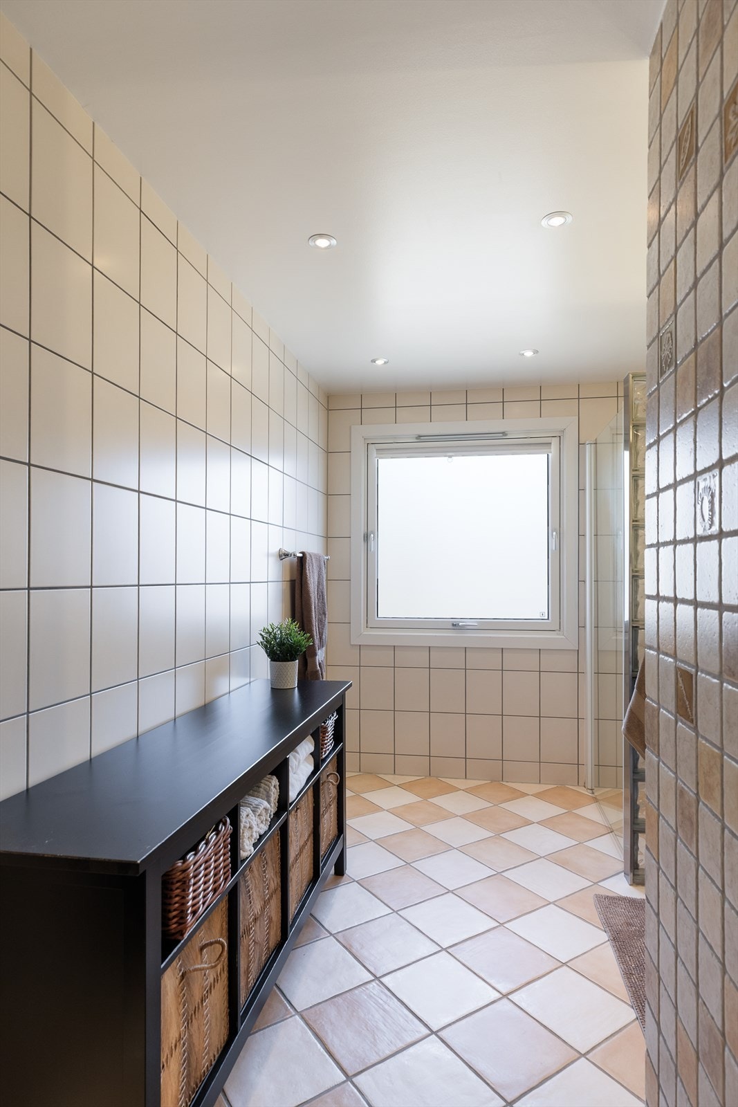 Badet er meget romslig med plass til oppbevaring i høyskap. Galleribilde