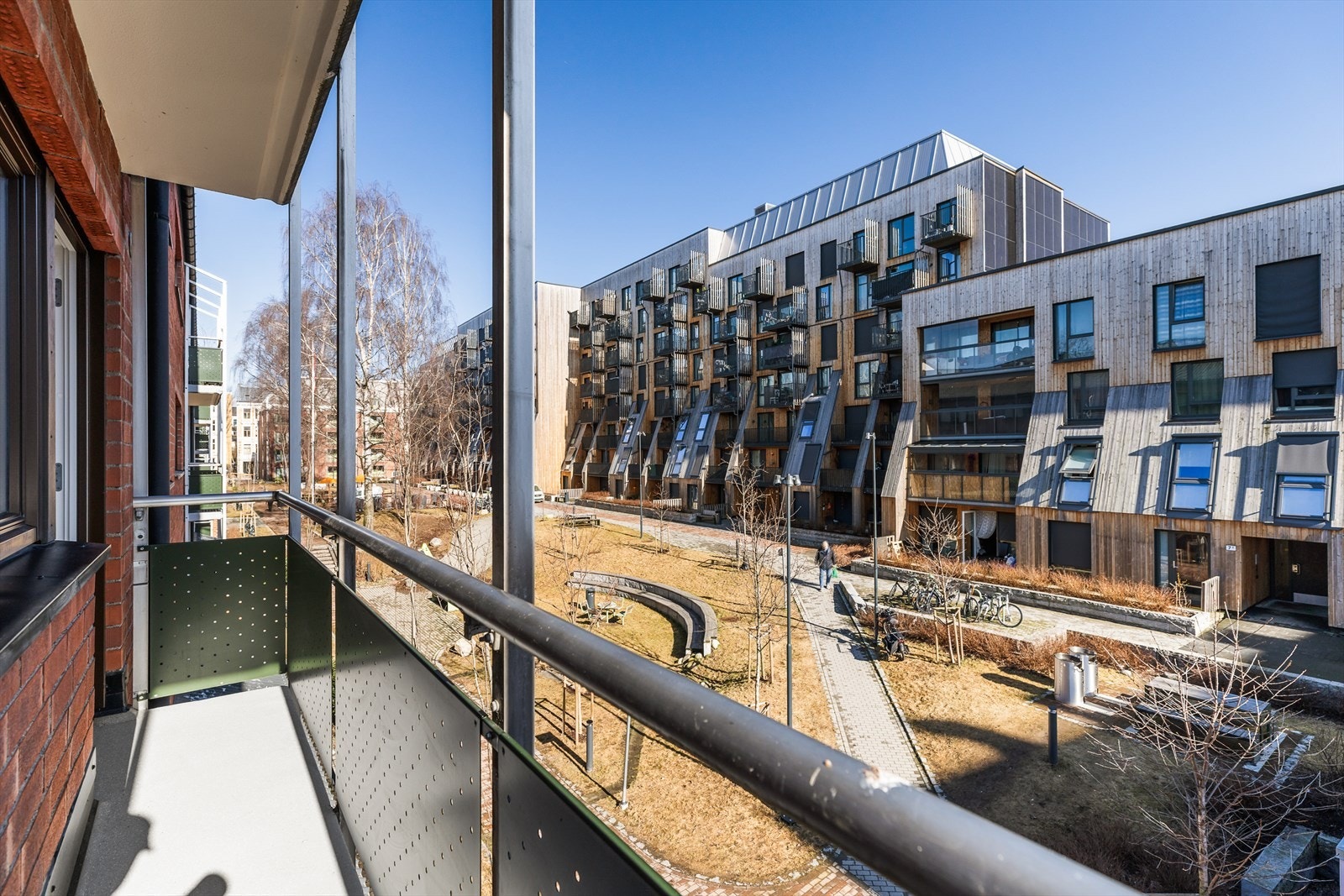 Fra kjøkkenet har man utsikt mot borettslagets pent opparbeidede grøntarealer. Galleribilde