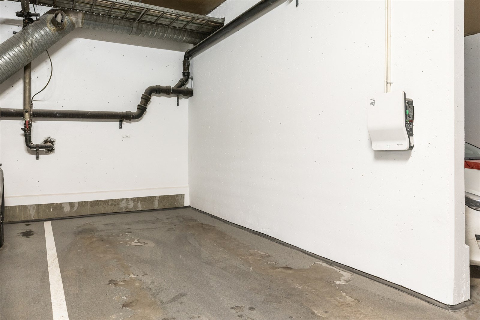 Andelen disponerer også en parkeringsplass i felles garasjeanlegg med egen ladeboks. Galleribilde