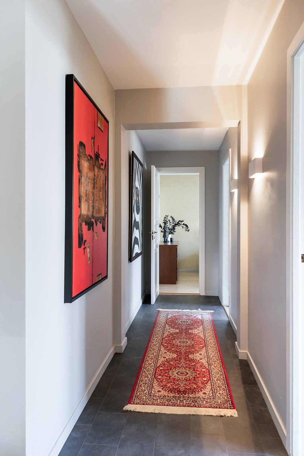 Gangen leder videre inn til soveromsavdelingen, adskilt fra de sosiale sonene. Galleribilde