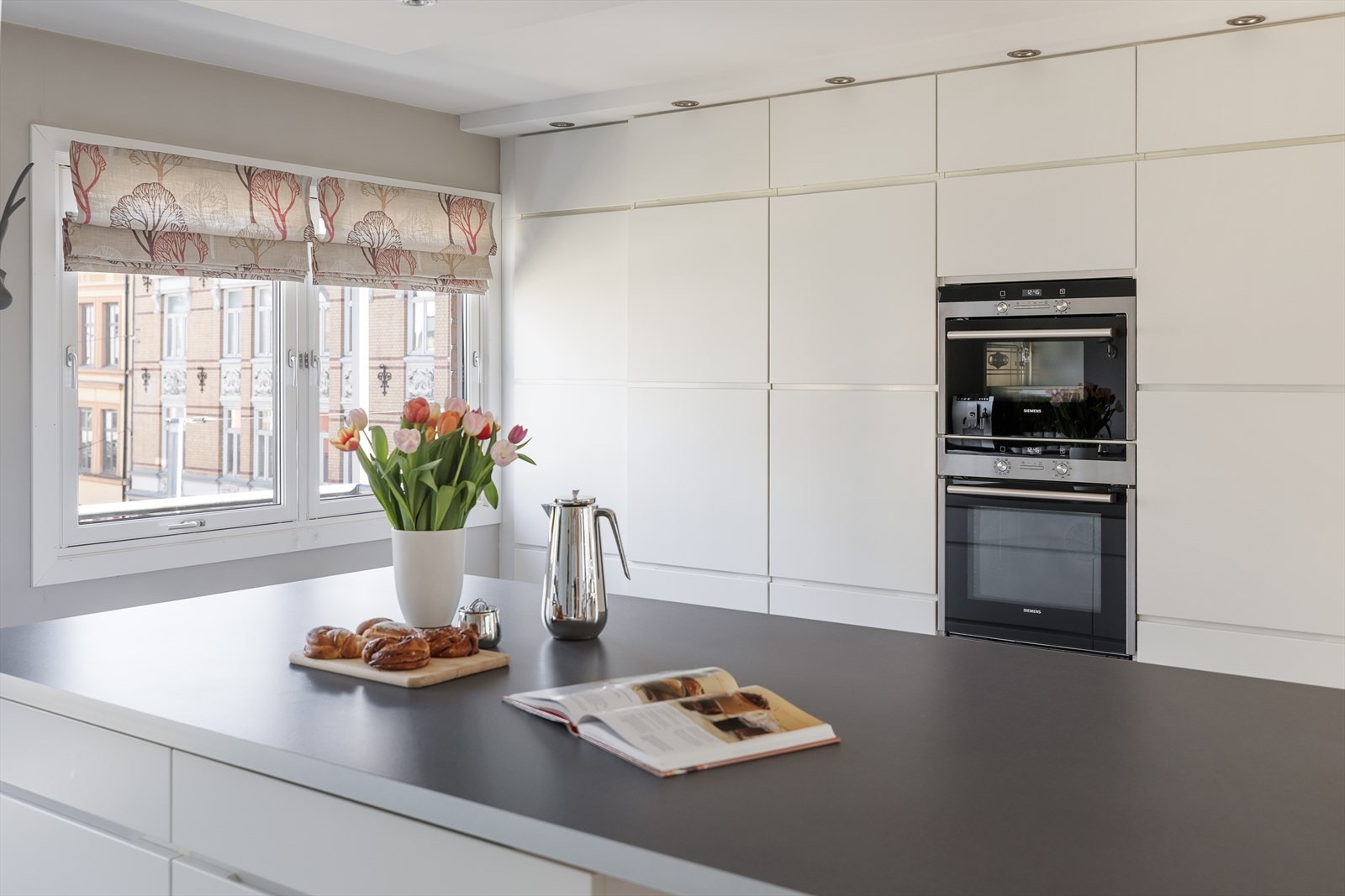 Kjøkkenet vender mot borettslagets indre gårdsrom. Galleribilde