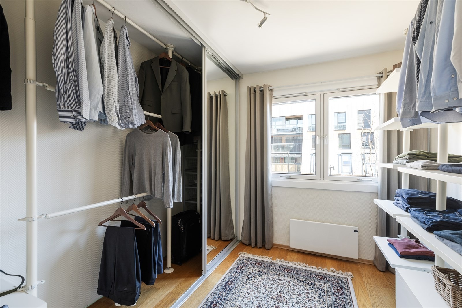 Det andre soverommet er i dag innredet som et praktisk omkledningsrom med fleksible garderobeløsninger og speilfronter. Galleribilde