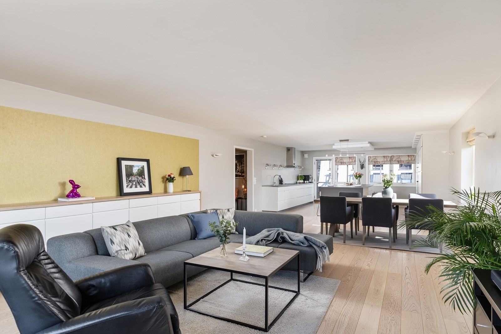 Leiligheten har en åpen og sosial planløsning som binder stue og kjøkken sammen til et stort og luftig allrom. Galleribilde