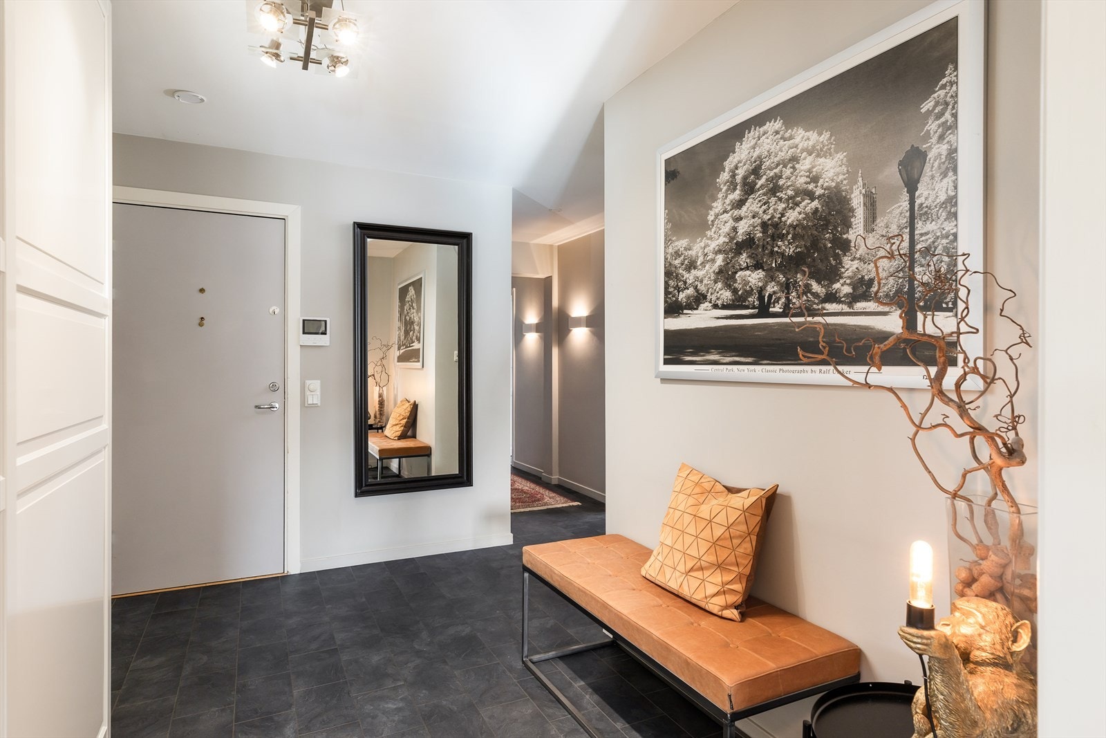 En innbydende entré med god plass ønsker deg velkommen inn. Inngangsdøren er brann- og lydklassifisert. Galleribilde