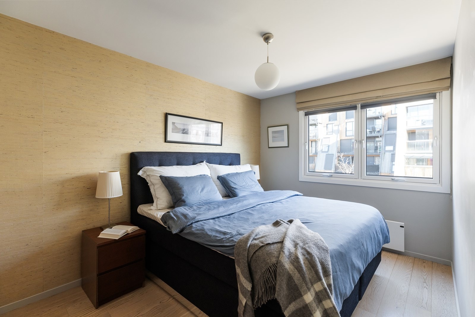 Hovedsoverommet har god plass til dobbeltseng og nattbord. Galleribilde