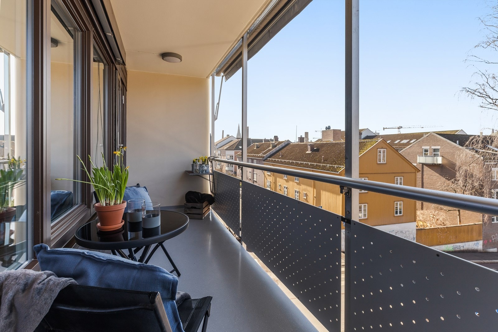 Balkongen har betongdekke og rekkverk i stål. Galleribilde