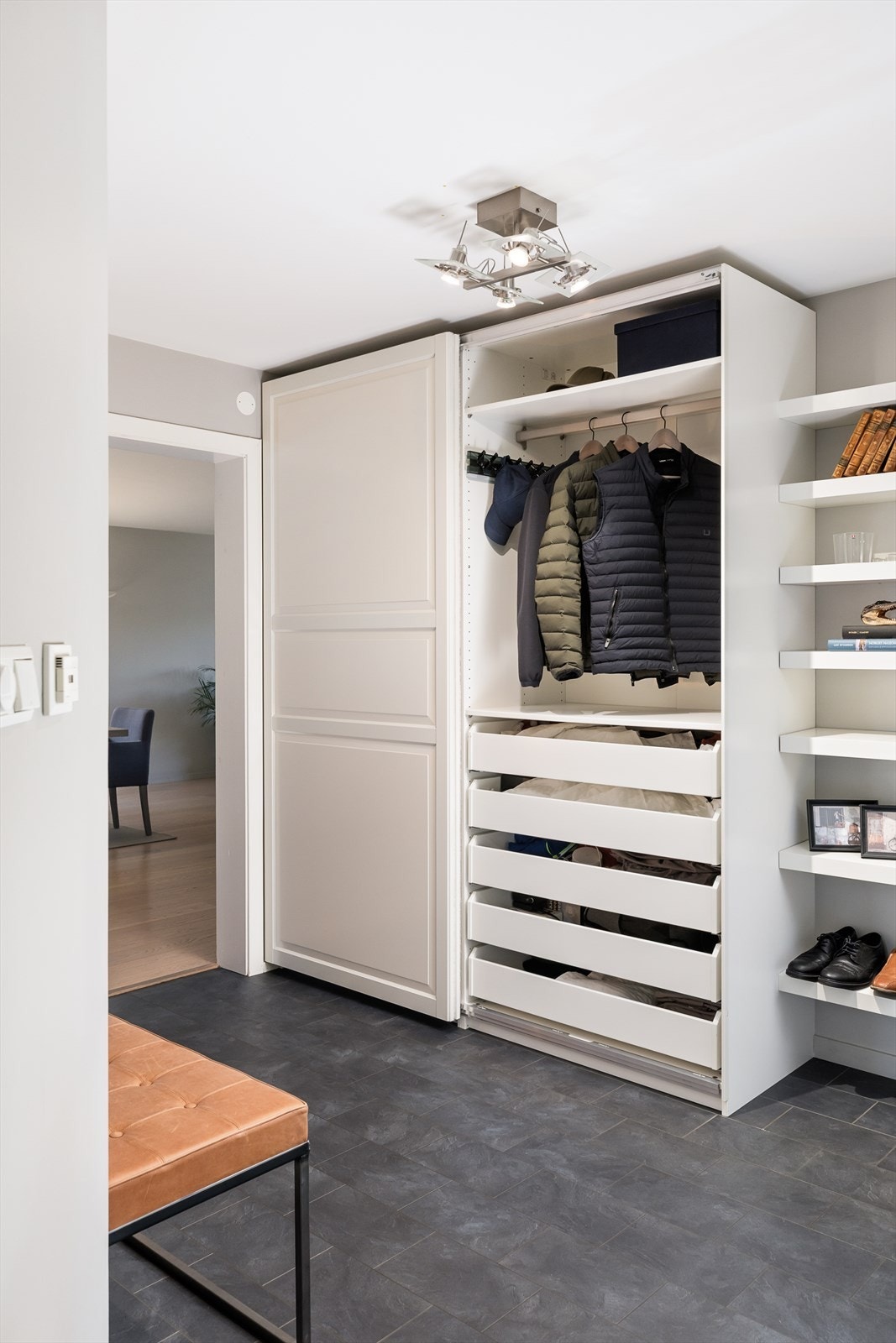 Praktisk garderobeløsning med skyvedører gir rikelig med oppbevaringsplass i gangen. Galleribilde