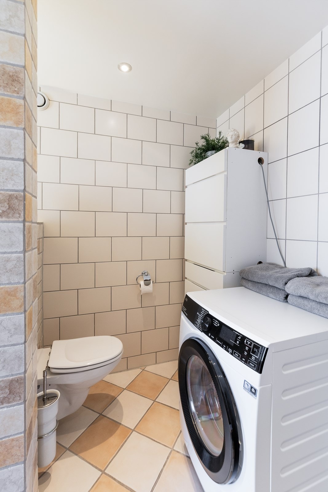 Downlights i taket sørger for jevn lysfordeling i rommet. Galleribilde