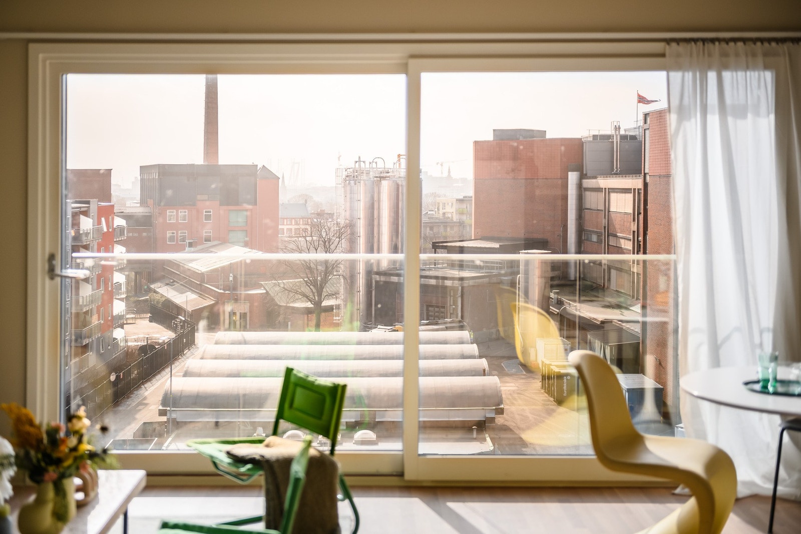 Den franske balkongen åpner stuen mot nabolaget og gir et luftig utsyn som forsterker romfølelsen. Galleribilde