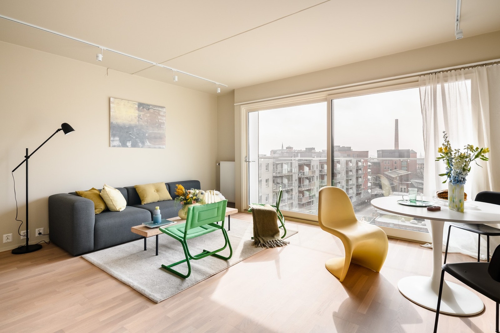 Lys og gjennomgående stue med nyslipt parkett og store vindusflater som slipper inn rikelig med dagslys. Galleribilde