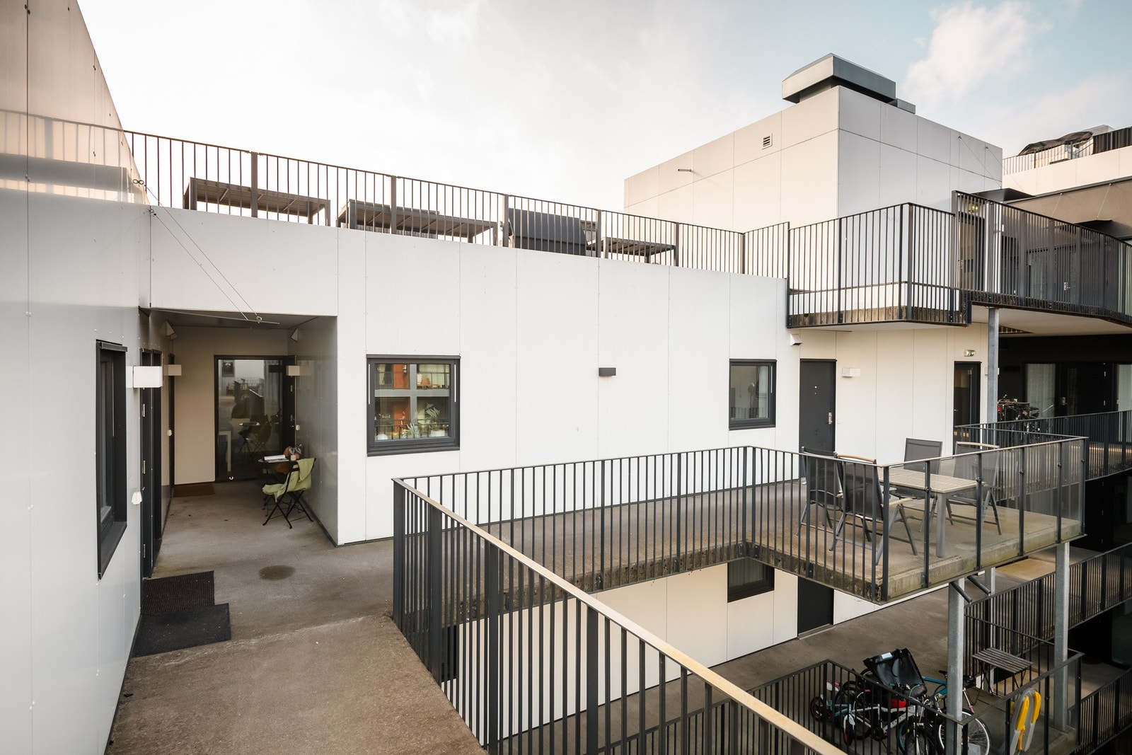 Velholdt og luftig svalgang som gir en behagelig overgang mellom ute og inne. Galleribilde