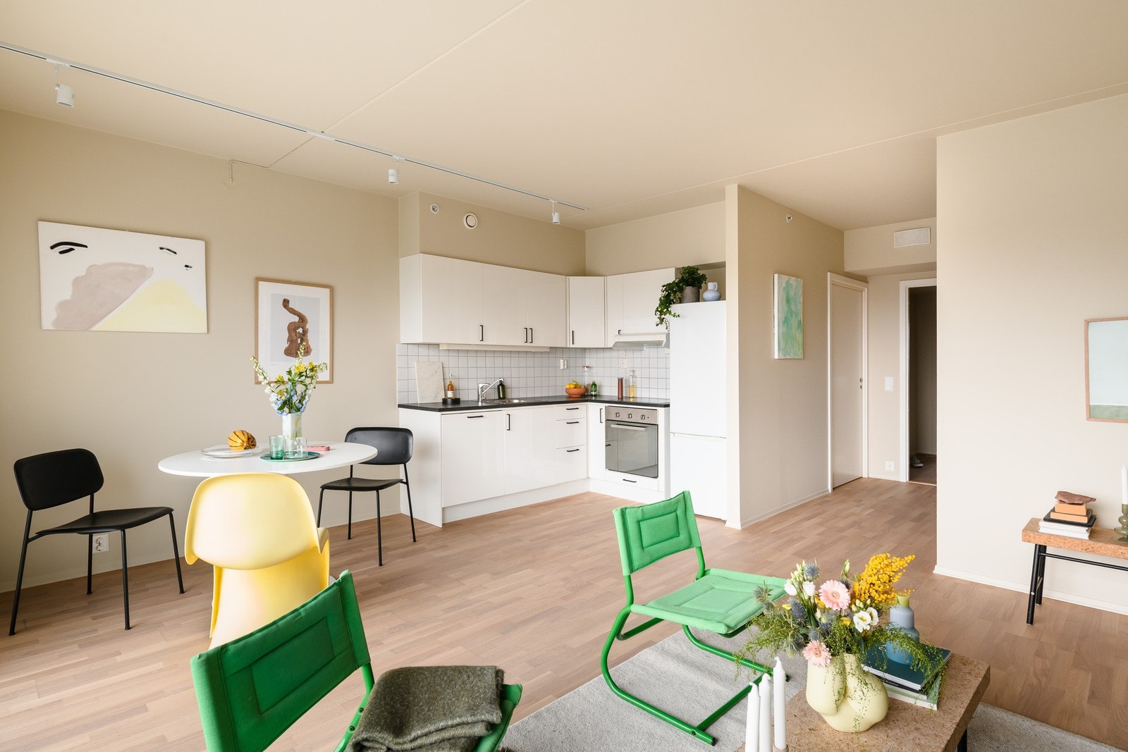 Stue og kjøkken glir sømløst over i hverandre og skaper en sosial og moderne sone. Galleribilde