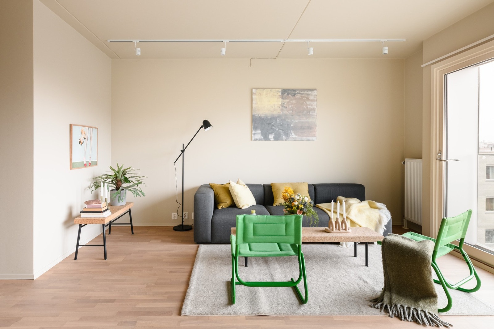 Velkommen til denne lyse og gjennomførte 3-roms leiligheten midt på sjarmerende Rodeløkka. Galleribilde