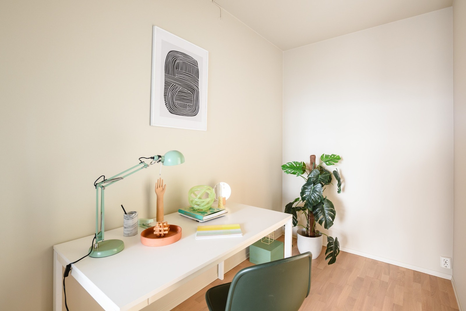 Lyst og inspirerende arbeidsrom med god plass til skrivebord og oppbevaring. På den opprinnelige tegningen er dette
en del av stuen. Lettvegger er ikke søknadspliktig endring. Galleribilde