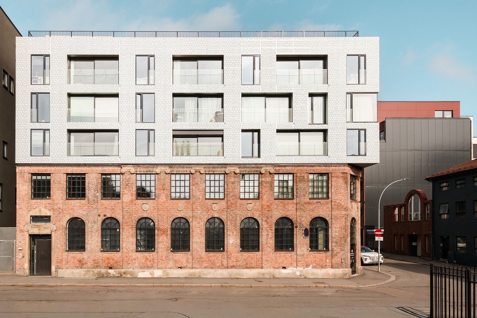 Moderne og velholdt fasade i et rolig og sjarmerende nabolag. Bygget ble totalrenovert og påbygget i 2013. Galleribilde