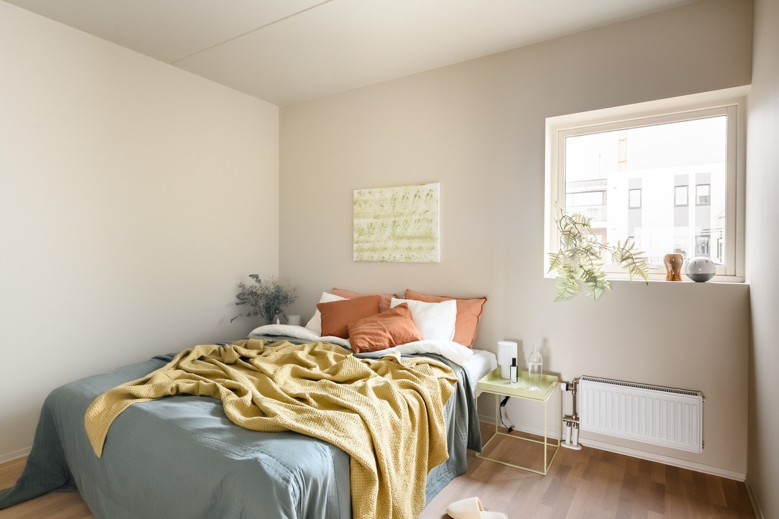 Romslig og rolig soverom med nymalte flater og god plass til garderobe. Et behagelig rom som inviterer til hvile. Galleribilde