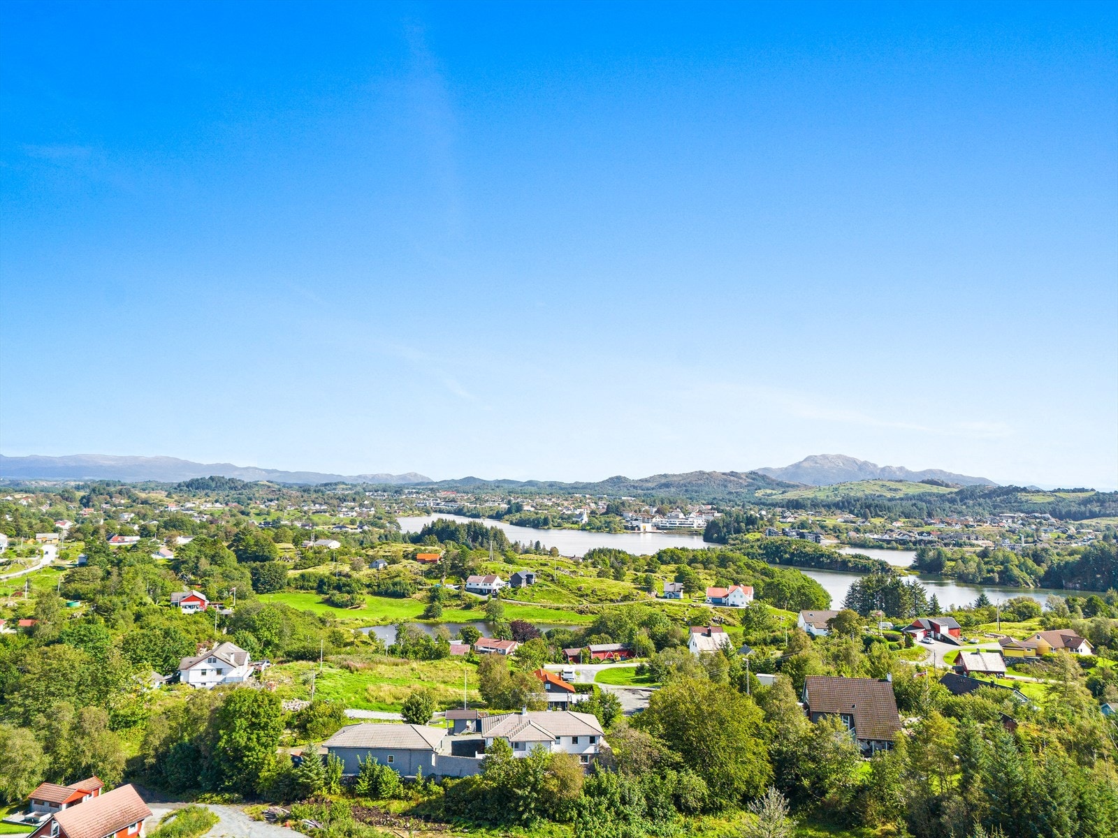Fra eiendommen er det kort avstand til Bremnes sentrum Galleribilde