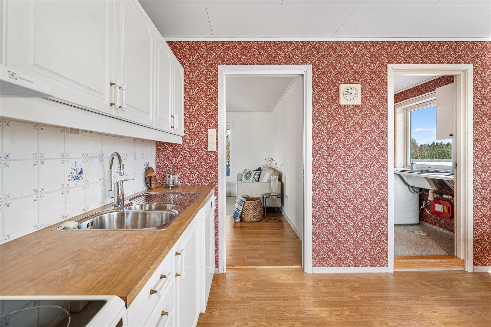 Videre fra kjøkkenet kommer man inn til boligens vaskerom Galleribilde