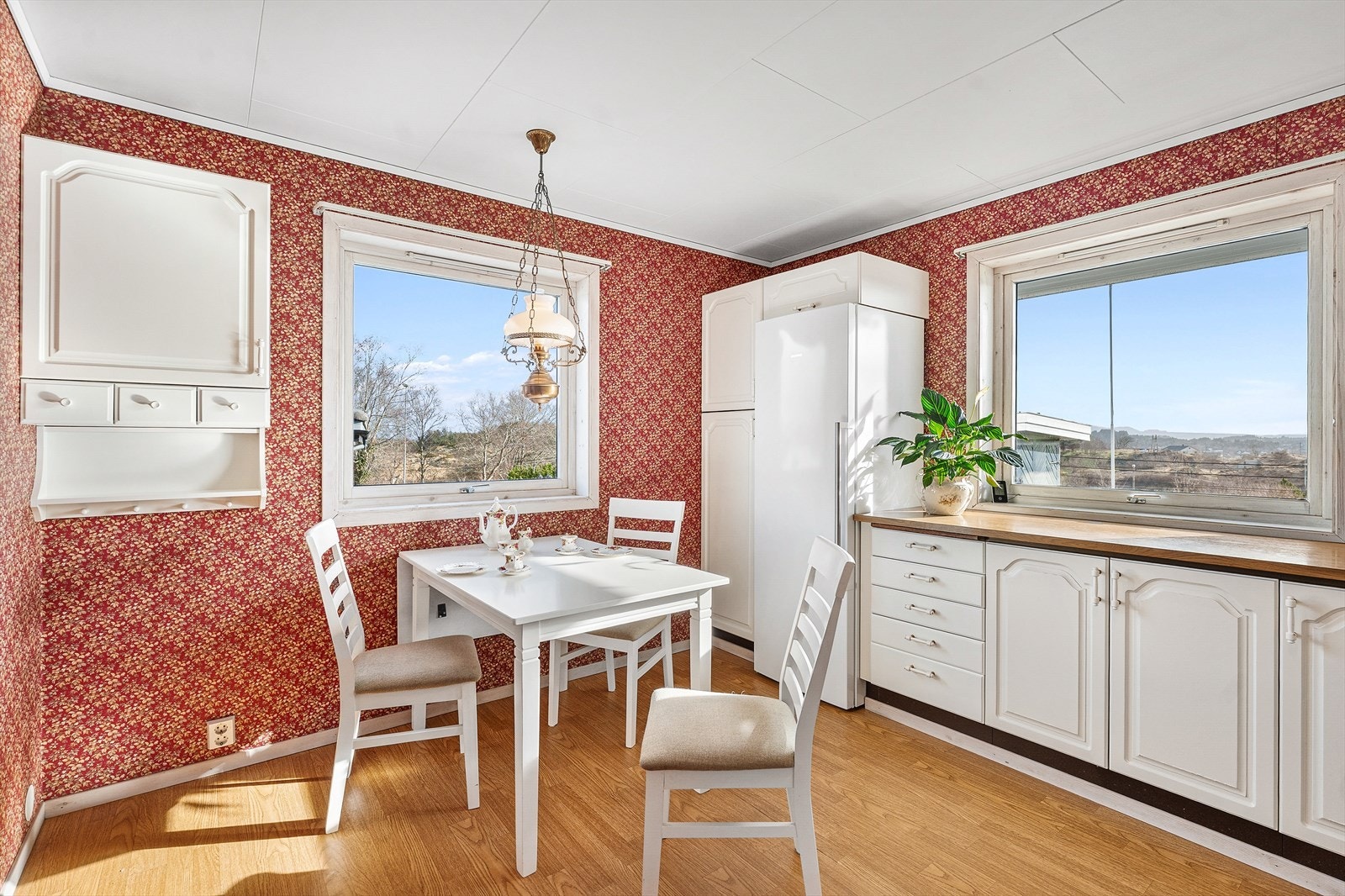 På kjøkkenet er det god plass til spisegruppe Galleribilde