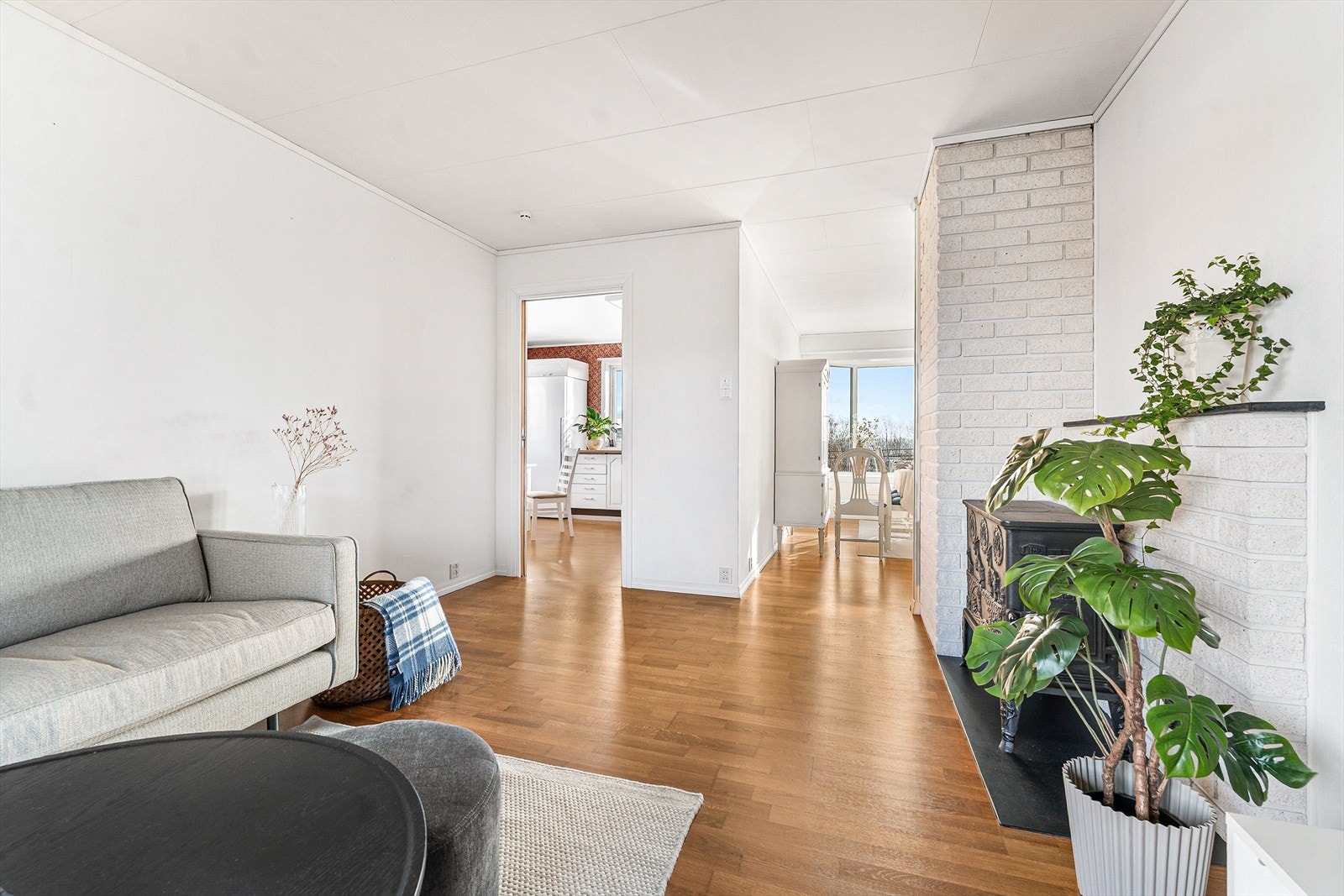 Stua fører videre til kjøkkenet Galleribilde