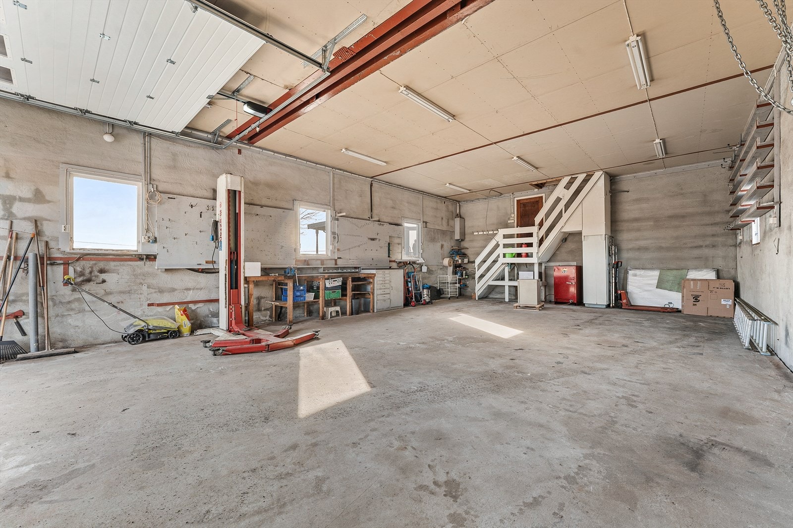 Over garasjen er det et romslig loft Galleribilde