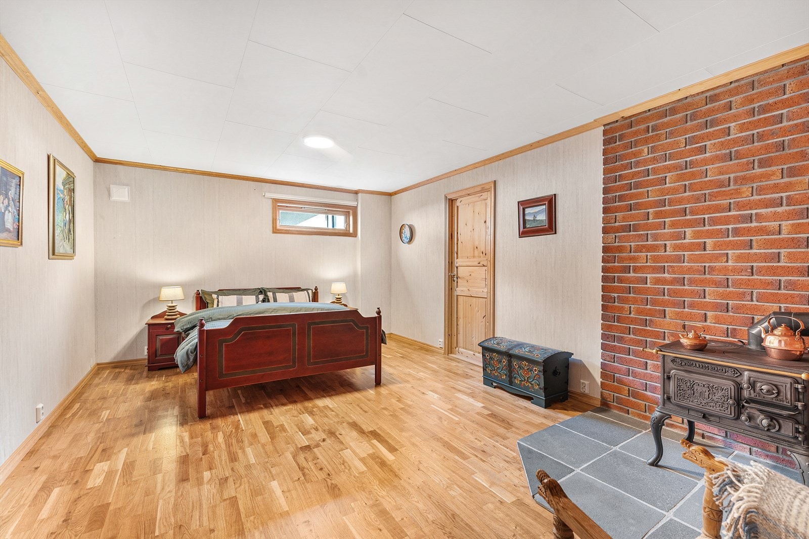 Rom i kjelleretasjen, på teninger kalt "disponibelt rom" (ikke godkjent som soverom) Galleribilde