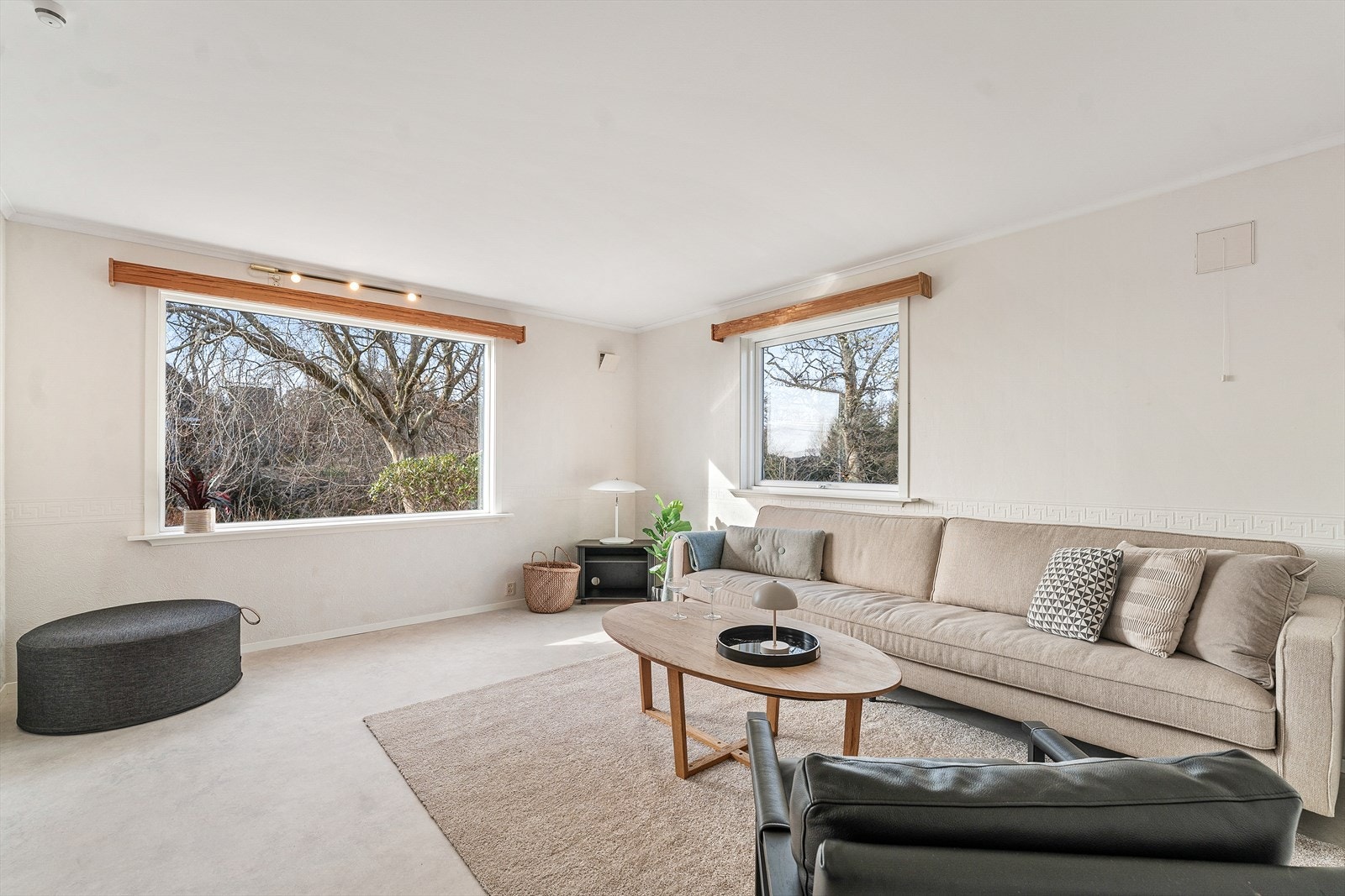 Romslig stue med store vinduer som gir rikelig med naturlig lysinnslipp Galleribilde