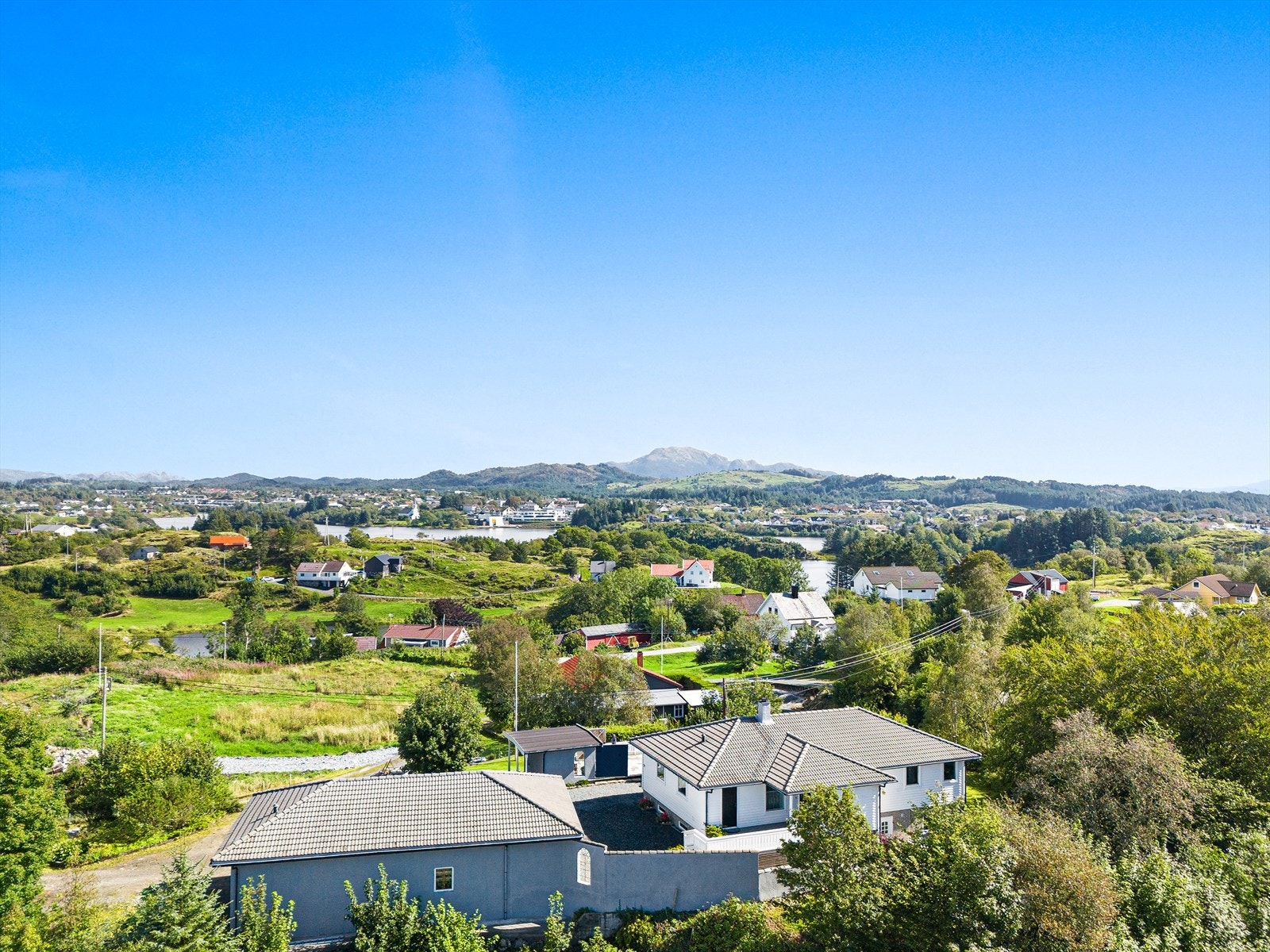 Eiendommen ligger på en liten høyde med gode sol- og utsiktsforhold Galleribilde