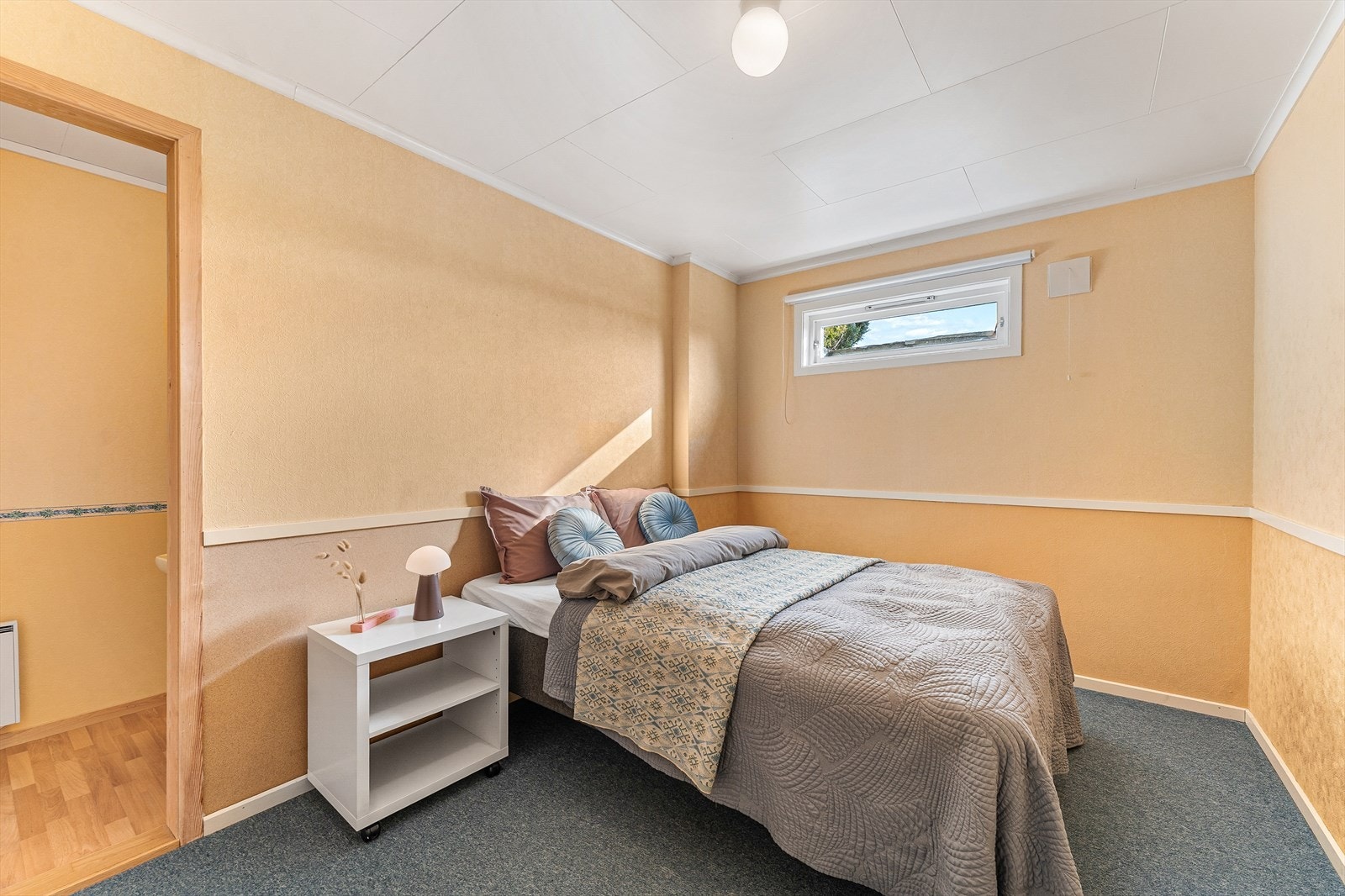 Rom i kjelleretasjen, på teninger kalt "disponibelt rom" (ikke godkjent som soverom) Galleribilde