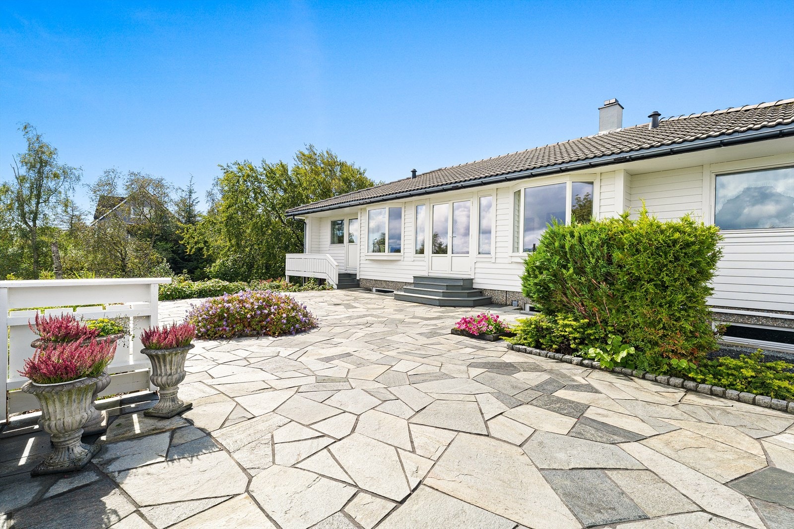 Flott opparbeidet uteområde, med skiferplatting og beplantning Galleribilde