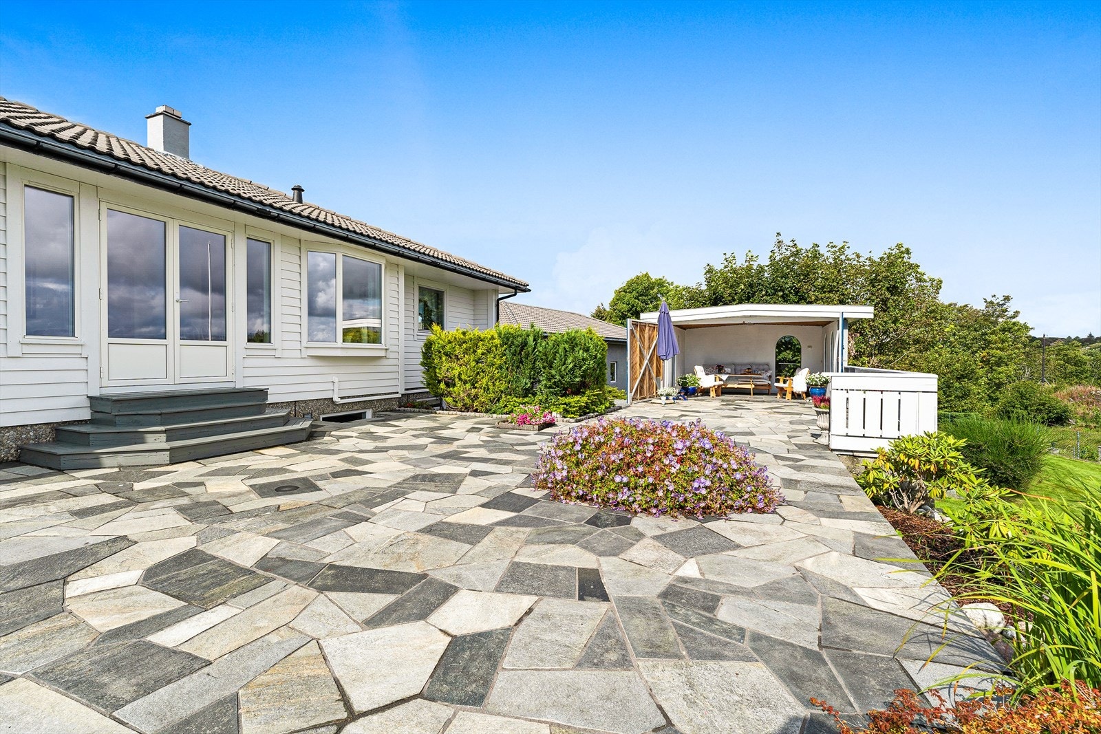 Romslig uteområde med hagestue Galleribilde