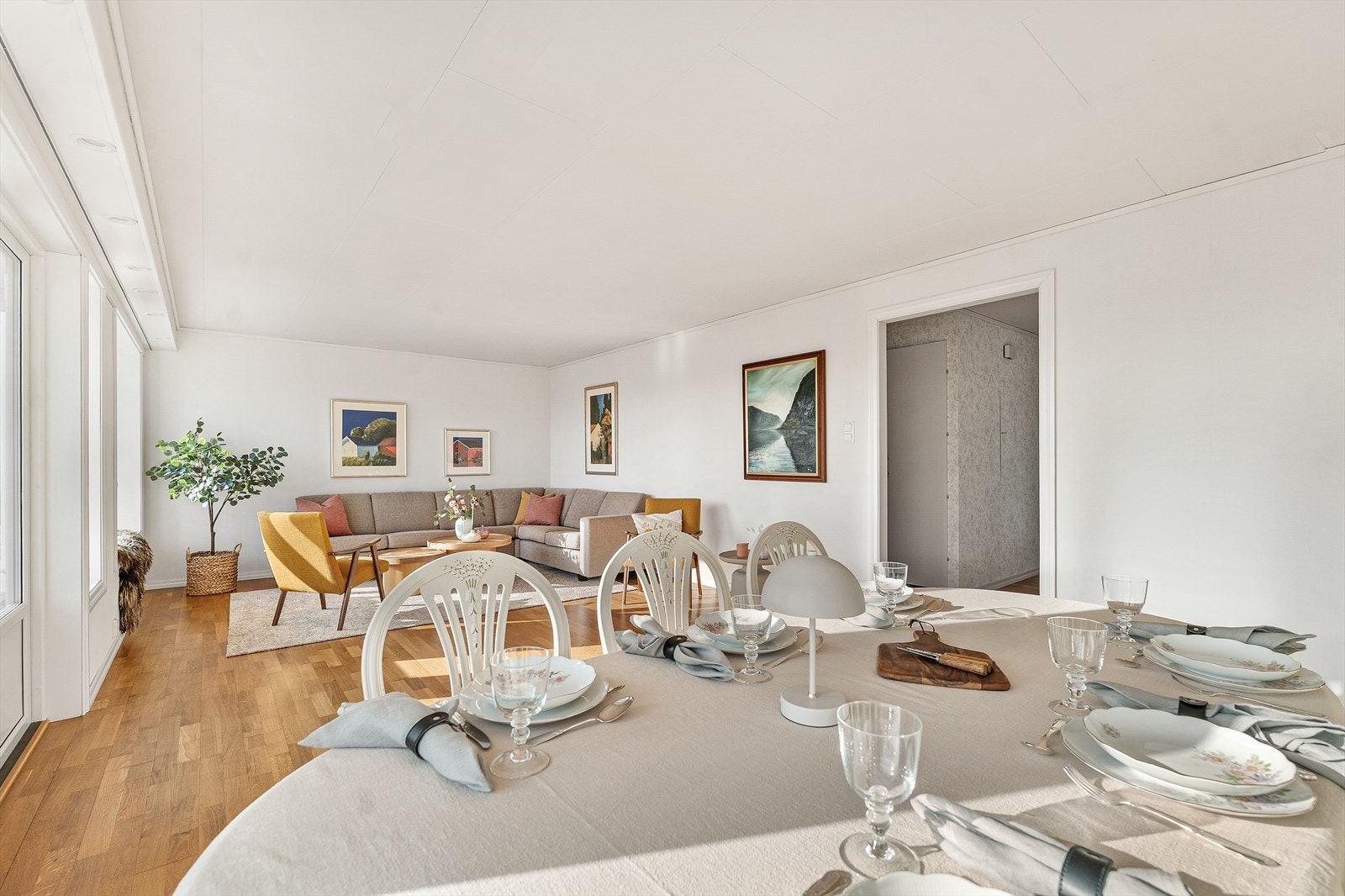 Romslig stue med god plass til både sofagruppe og spisegruppe Galleribilde