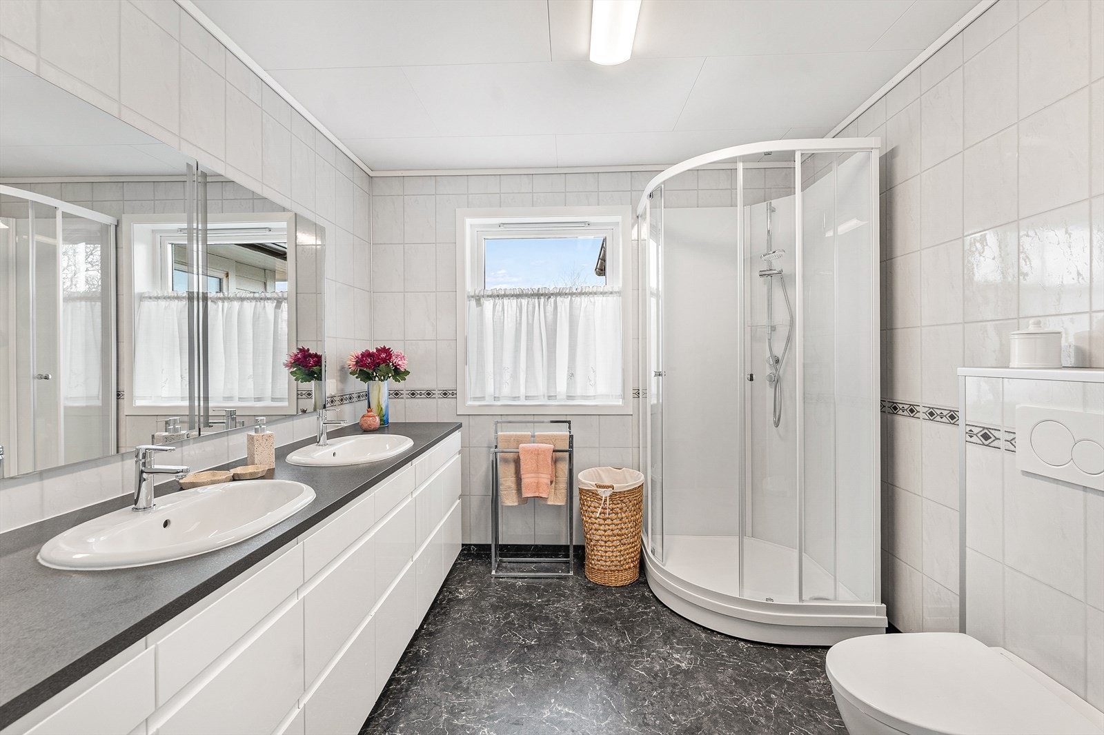 Badet i hovedetasjen ble modernisert i 2012 Galleribilde