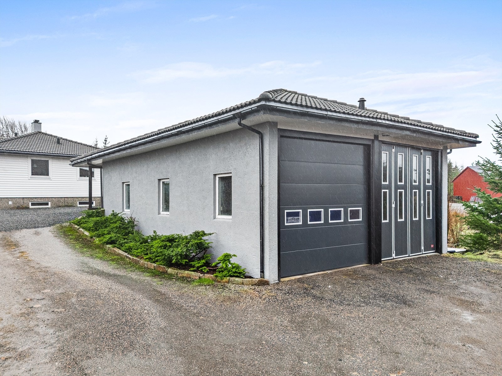 Stor, dobbel garasje med plass til større kjøretøy Galleribilde