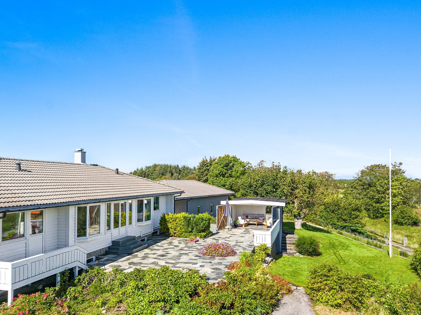 Pent opparbeidet hage i front av boligen Galleribilde