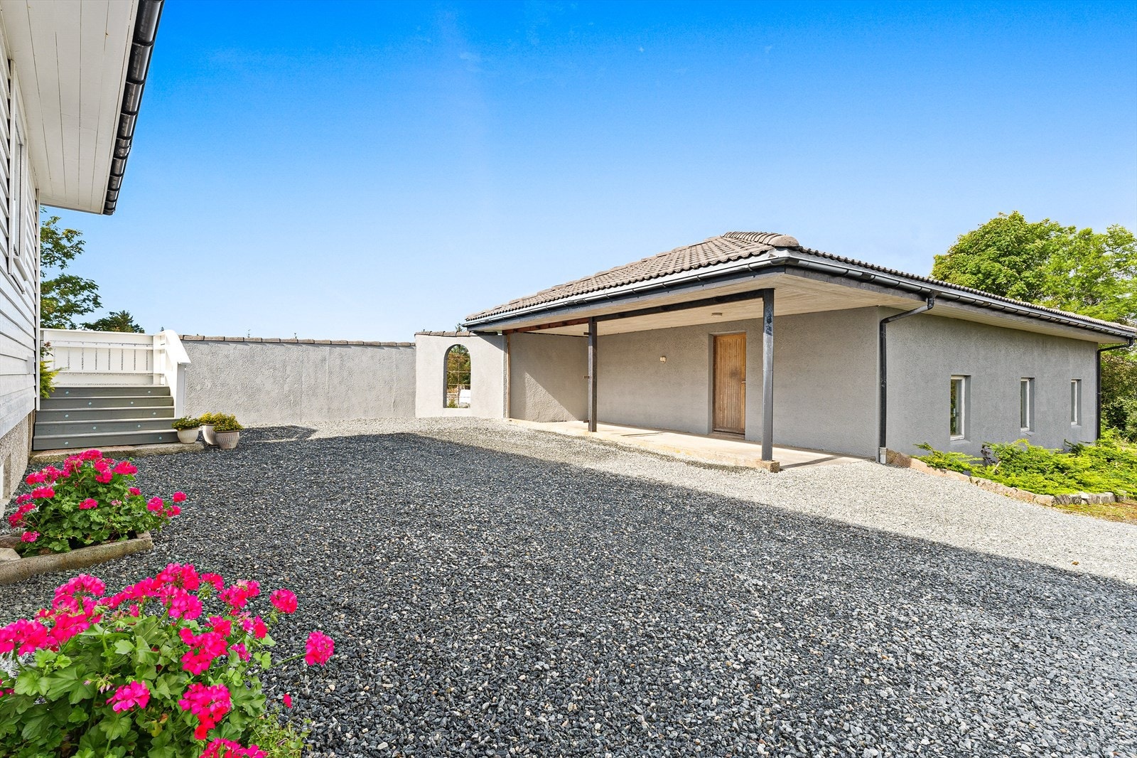 Romslig innkjørsel med god plass til parkering Galleribilde