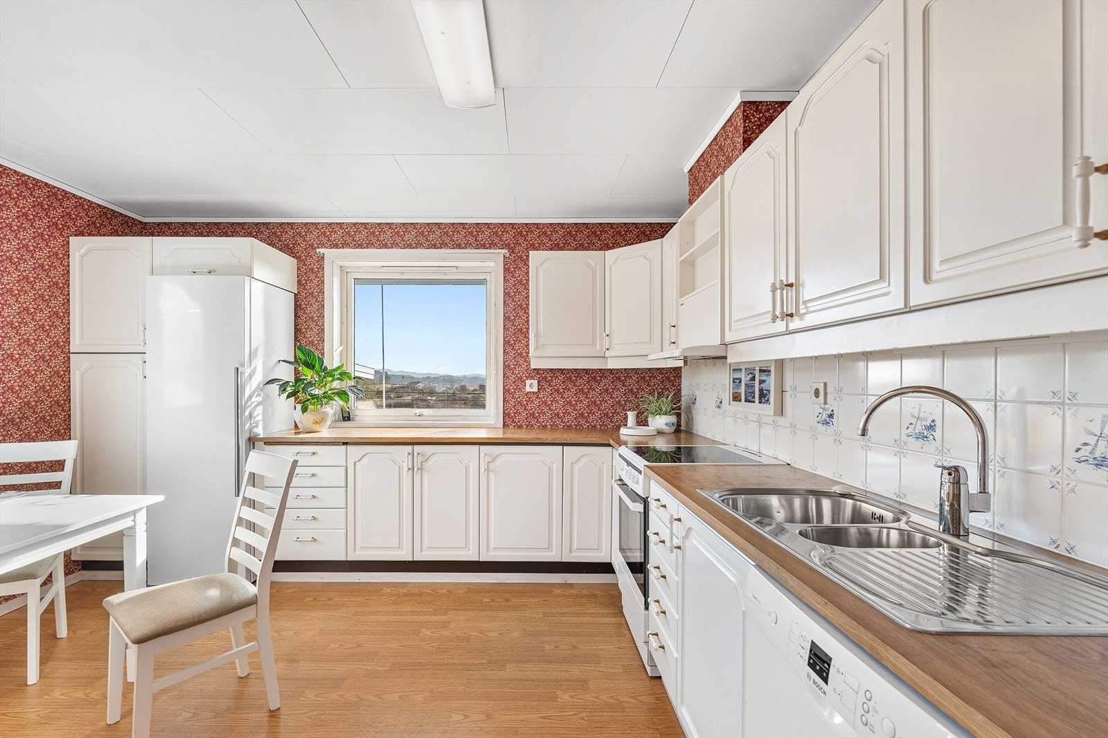 Kjøkkenet har god lagringsplass i over- og underskap Galleribilde