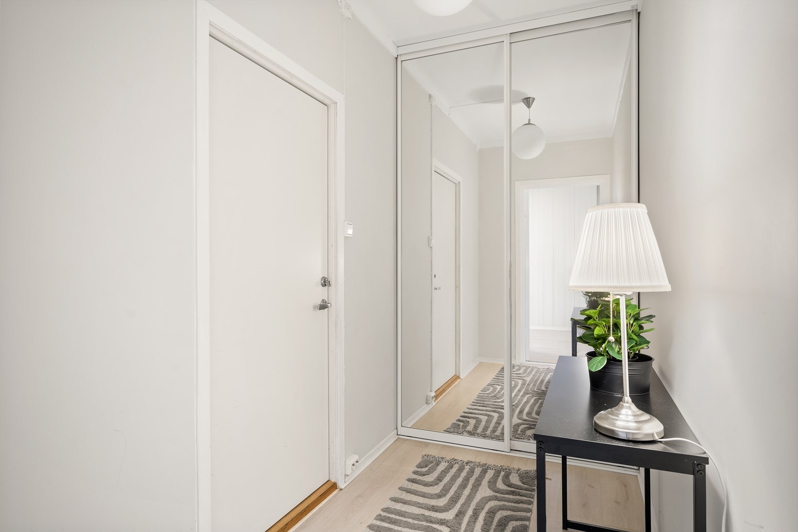 Lys og innbydende entre med skyvedørsgarderobe Galleribilde