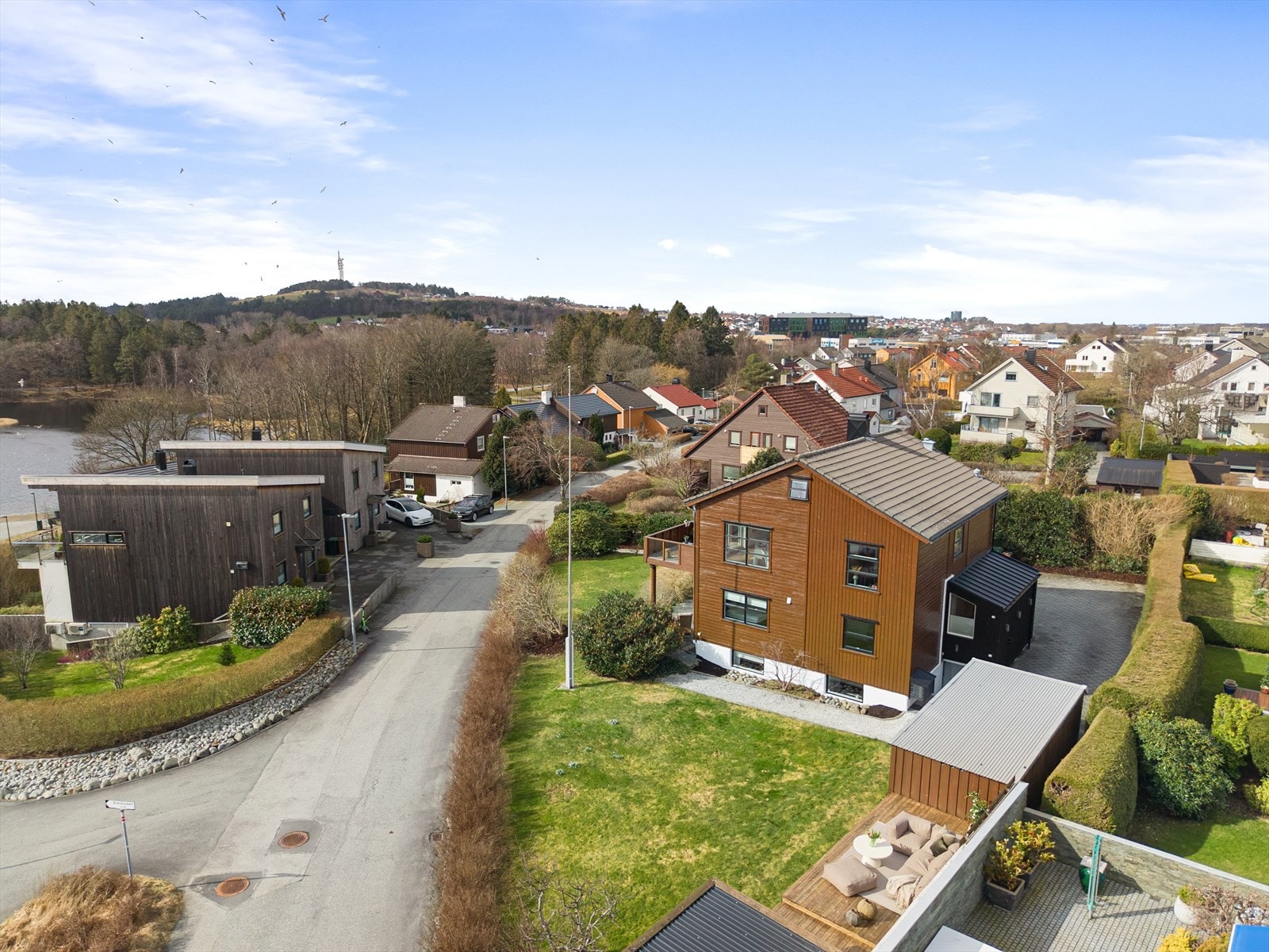 Lekkert beliggende delvis i svingen gir få naboer og en tomt som føles frittliggende. Galleribilde