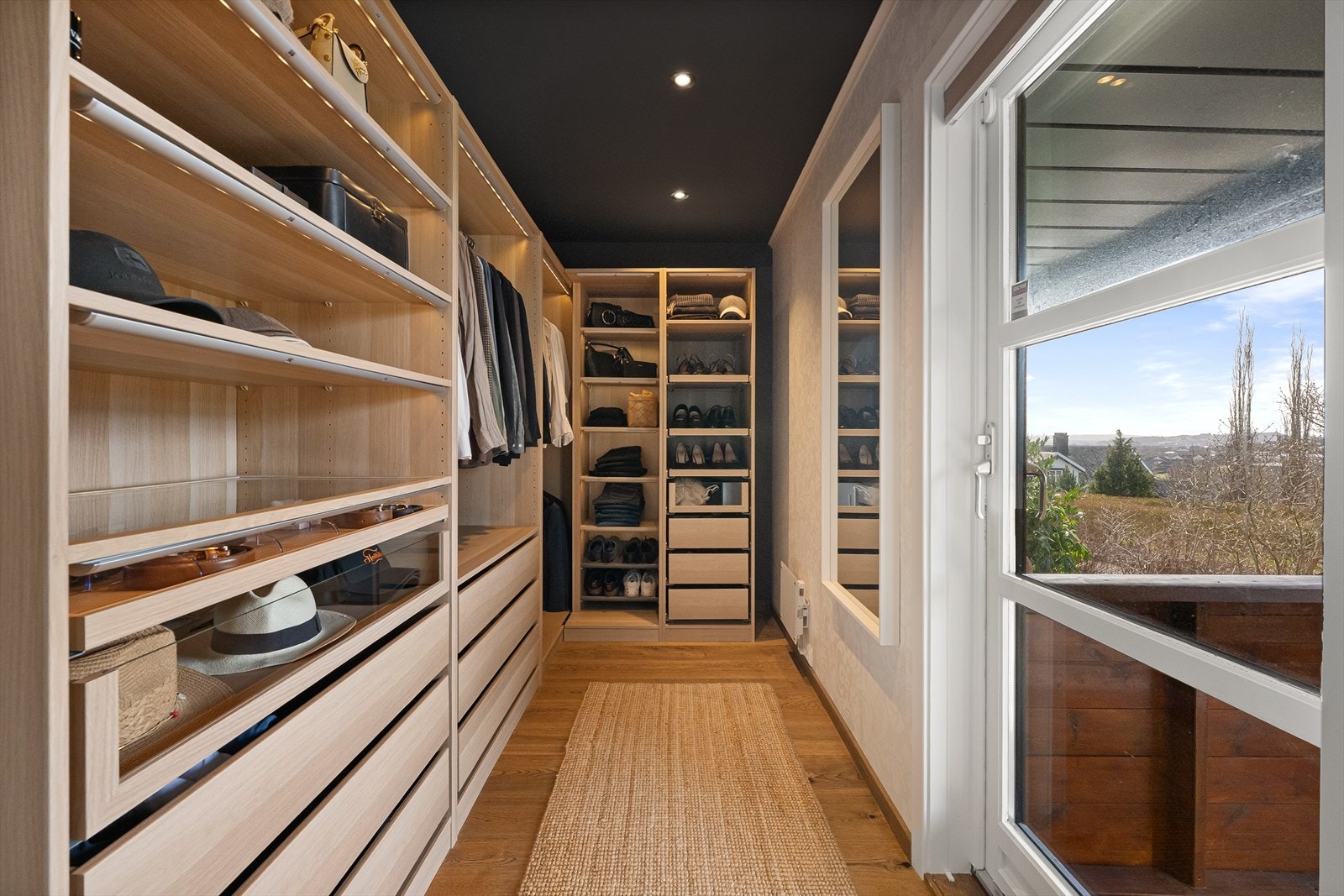 Lekkert løst med glassdør ut til balkong Galleribilde