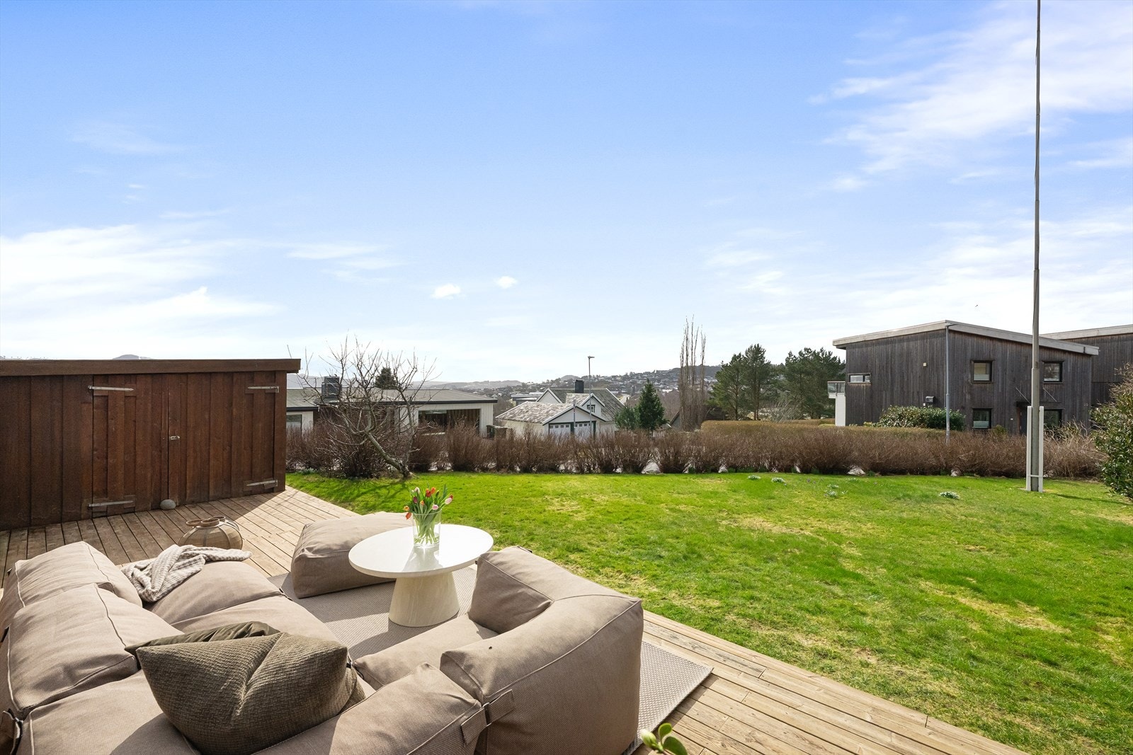 Til og med fra hagen er det utsikt. Og selvfølgelig svært gode solforhold Galleribilde