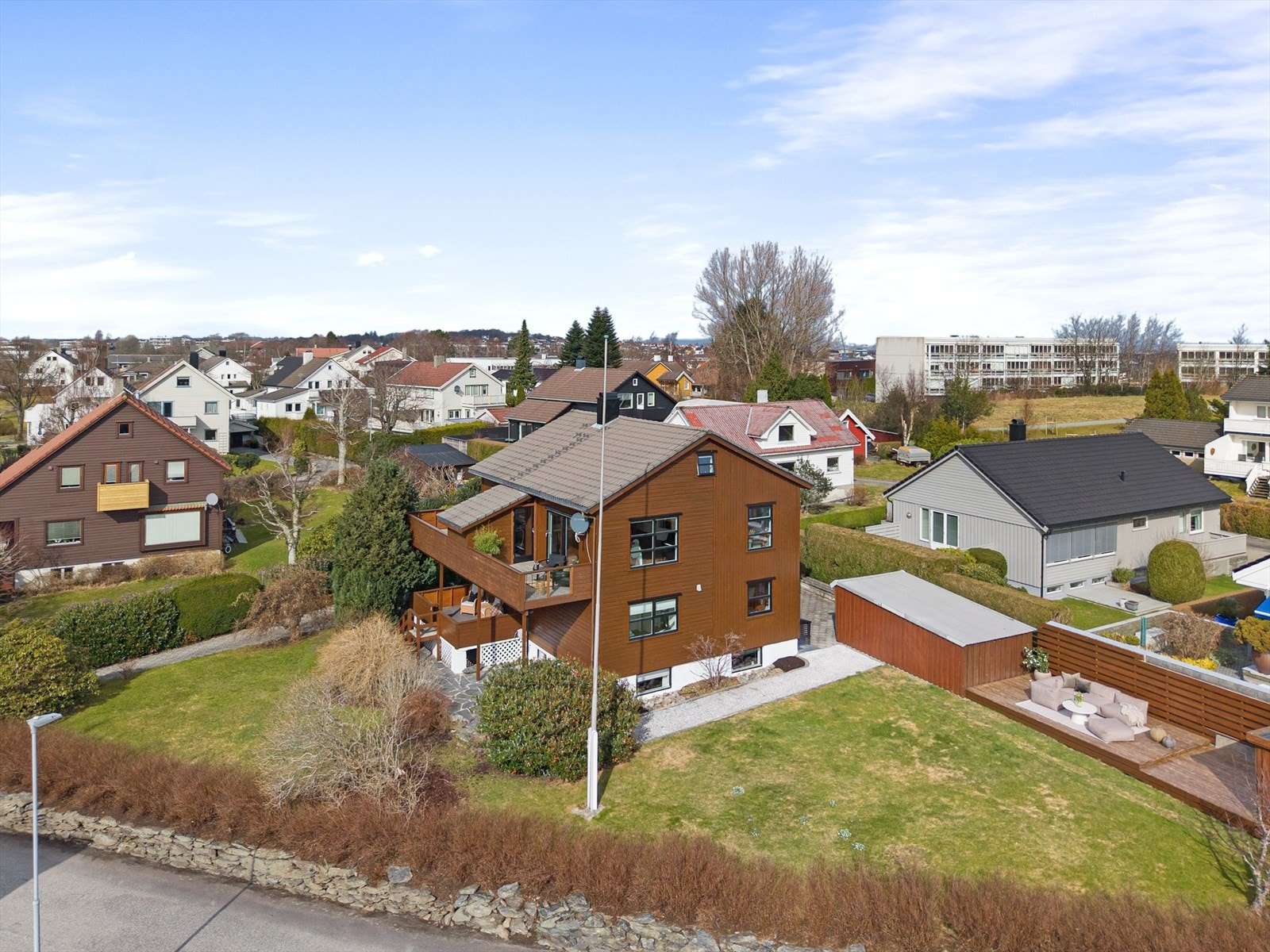 Deilig og solrik tomt med svært god plass til aktiviteter. I tillegg ligger man like ved Vannassen og store friområder i Sørmarka Galleribilde