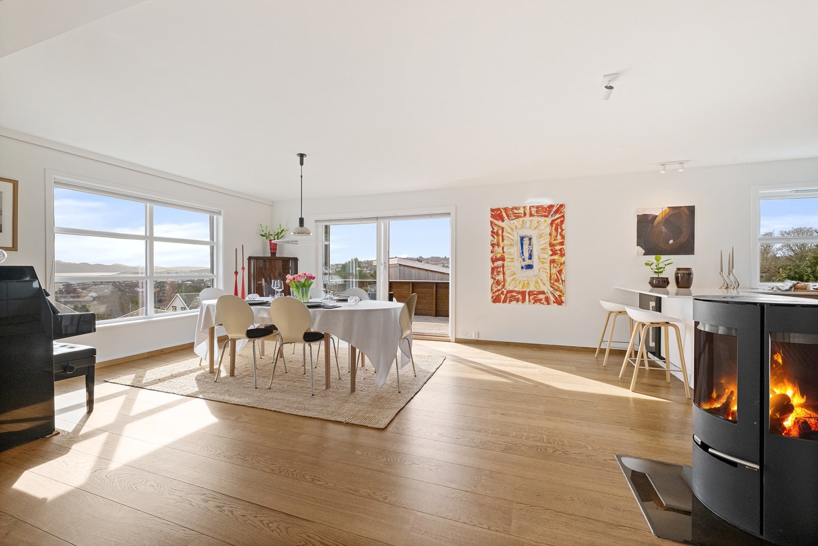 En fantastisk utsikt fra en flott stue. Her ser du 180 grader og har meget gode solforhold. Utgang til balkong som går langs hele veggen Galleribilde